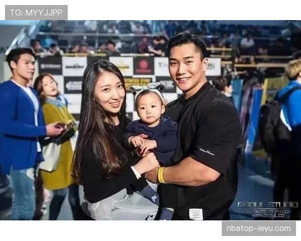 金玟哉家庭生活首度曝光:球场硬汉背后的温情与担当 金玟哉家庭生活首度曝光:球场硬汉背后的温情与担当