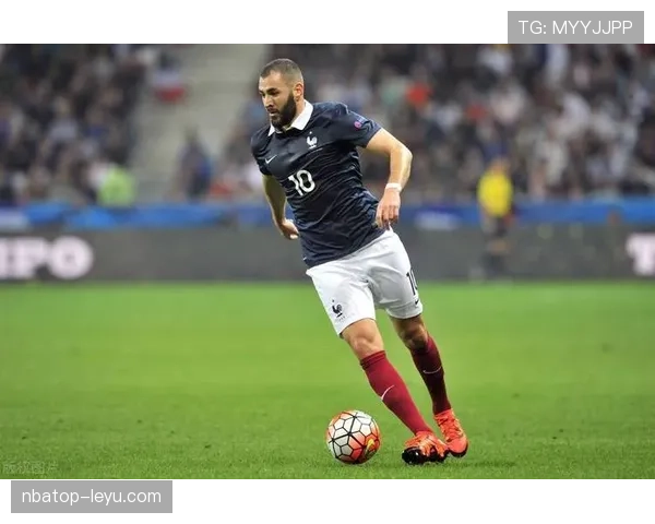 本泽马 vs 亨利:终结方式与进攻参与度差异 本泽马 vs 亨利:终结方式与进攻参与度差异